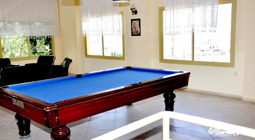 میز بیلیارد موجو در هتل آپارتمان آیدا